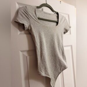 A&F Short-Sleeve Cotton-Blend Seamless Square-neck Bodysuit Gray